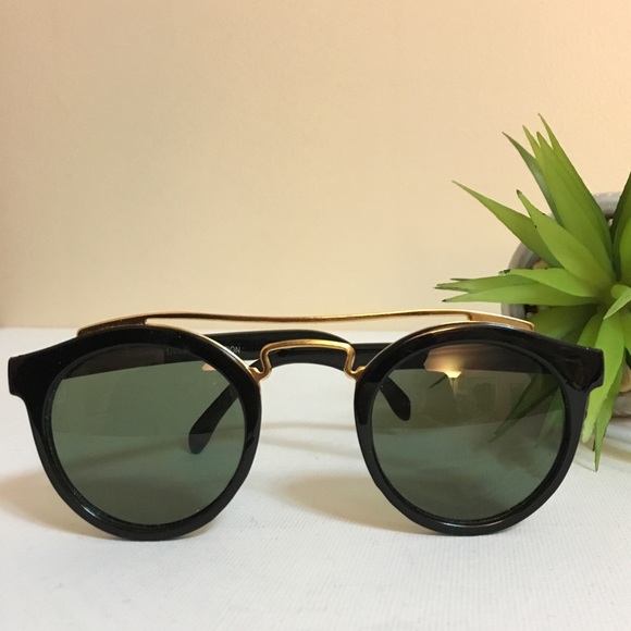 Soho House. 🍹| Retro Sunglasses - Picture 4 of 4